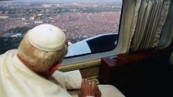 I giovani a Roma per veglia di preghiera a Tor Vergata, osservati da san Giovanni Paolo II al suo arrivo in elicottero (19-08-2000)
