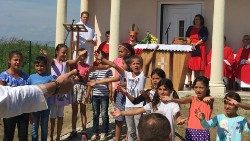 Des enfants roms participant à une célébration en Croatie.