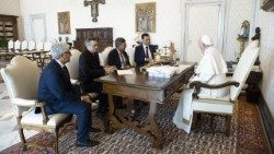 Andrea Tornielli (zcela vlevo) při pracovní schůzce vedoucích vatikánských médií s papežem Františkem