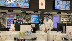 Супрацоўнікі Ватыканскай аптыкі на рабочым месцы