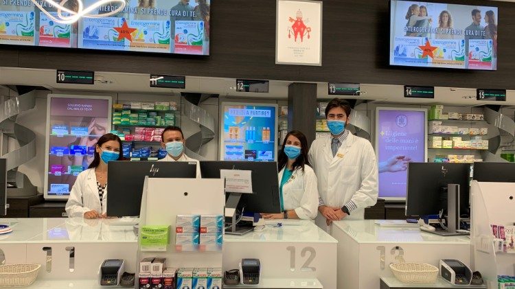 Супрацоўнікі Ватыканскай аптыкі на рабочым месцы