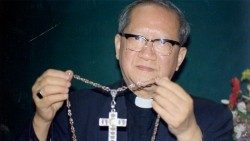 Cardeal Van Thuan com a sua cruz peitoral