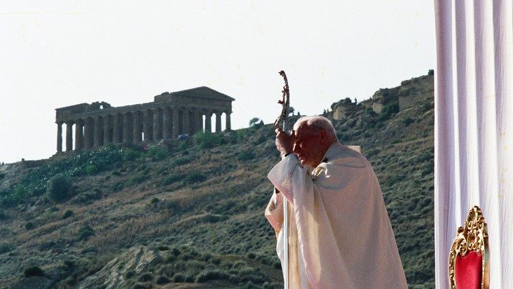  Giovanni Paolo II nella Valle dei templi di Agrigento nel 1993