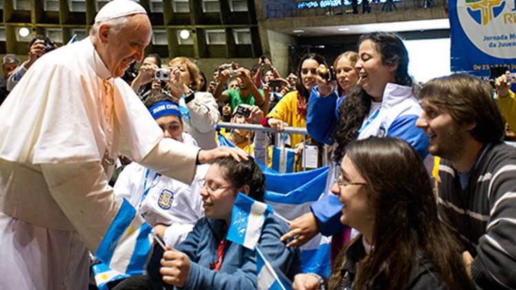 Papa Francesco con alcuni giovani argentini (archivio)