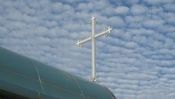 Gemeinsam in der Kirche - symbolisiert durch das Kreuz