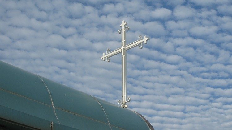 Gemeinsam in der Kirche - symbolisiert durch das Kreuz