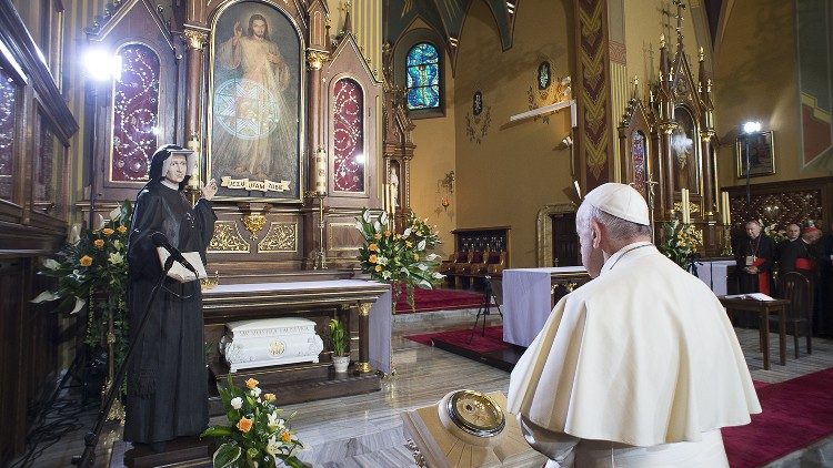 Papa Francisco reza na Capela Santa Faustina Kowalska, Santuario da Divina Misericórdia