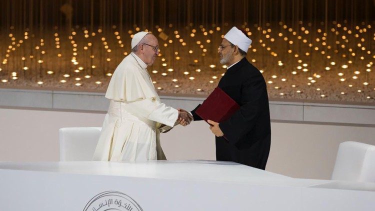 Papa Francesco e l'Imam Al-Tayeb di Al-Azhar a Abu Dhabi dopo la firma del Documento sulla fratellanza umana,, il 4 febbraio del 2019