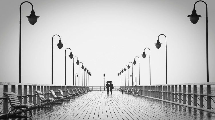 Paar auf einer Brücke