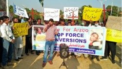 Manifestacja przeciwko przymusowemu ślubowi, jakiemu została poddana dziewczynka Raha Arzoo, listopad 2020