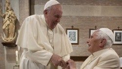 Archivbild: Am 28. November 2020 grüßte Franziskus seinen Vorgänger Benedikt XVI.