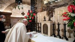 Papež podepisuje encykliku Fratelli tutti nad hrobem sv. Františka z Assisi