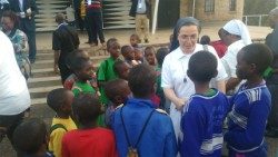 पवित्र बालकपन परमधर्मपीठीय मिशन सोसाईटी की महासचिव सिस्टर रोबेर्ता त्रेमरेल्ली बच्चों के साथ