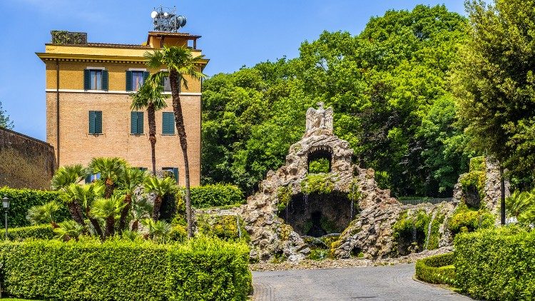 La fontaine des aigles, dans les jardins du Vatican. 