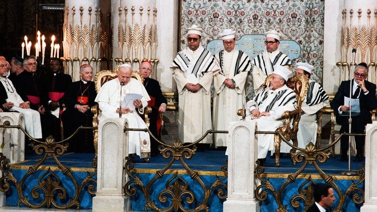 Papież Jan Paweł II odwiedzający synagogę w Rzymie, 13 kwietnia 1986