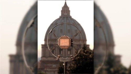 Il-primo-microfono-utilizzato-da-Pio-XI.jpg