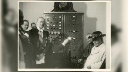 1931 में गुलिएल्मो मार्कोनी और संत पापा पियुस ग्यारहवें वाटिकन रेडियो का उद्घाटन करते हुए