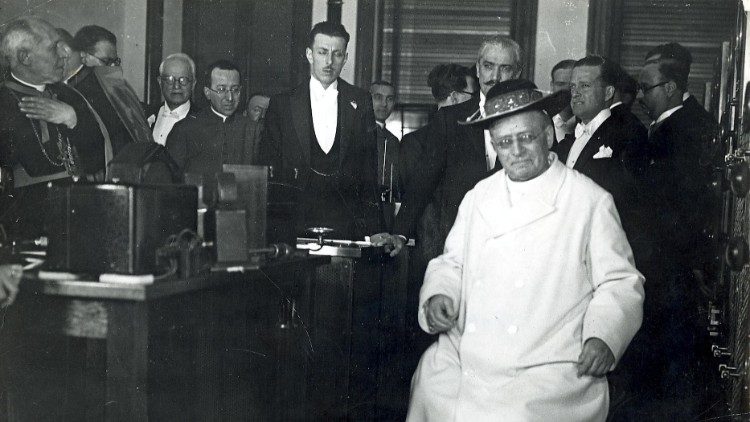 Pie XI et Gugliermo Marconi, le jour où fut inauguré Radio Vatican, en 1931.