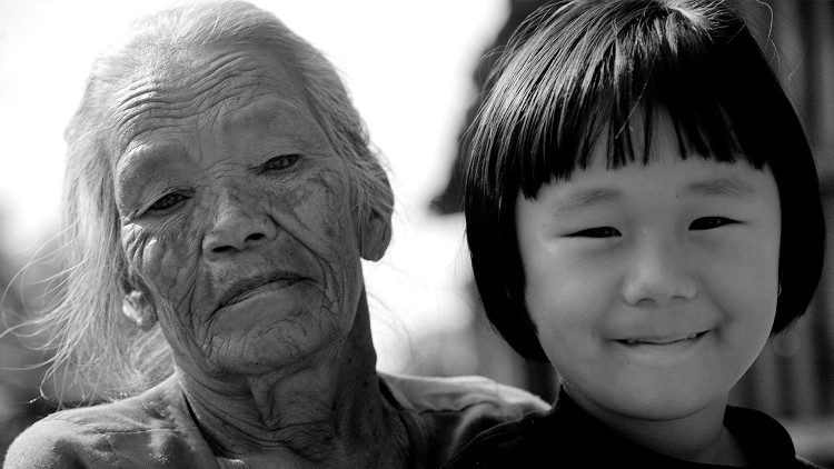 नेपाल की एक बुजुर्ग एक बच्ची के साथ