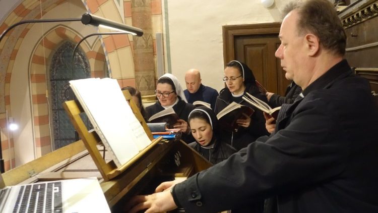 2021.02.26 Bosnia ed Erzegovina: L'Arcivescovi di Vrhbosna, il cardilnale Vinko Puljic celebra la messa a Sarajevo, per i defunti della coronavirus.