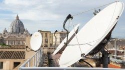 Satelity na střeše hlavní budovy vatikánských médií