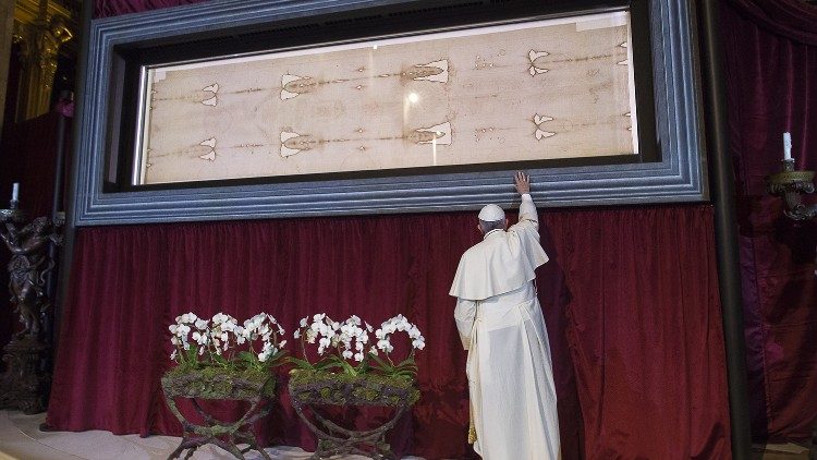Papst Franziskus 2015 vor dem Turiner Grabtuch