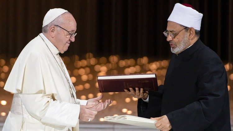 Papst Franziskus und der Kairoer Großimam Ahmad Mohammad Al-Tayyeb bei der Unterzeichnung des Dokuments über die Geschwisterlichkeit aller Menschen am 4.2.2019