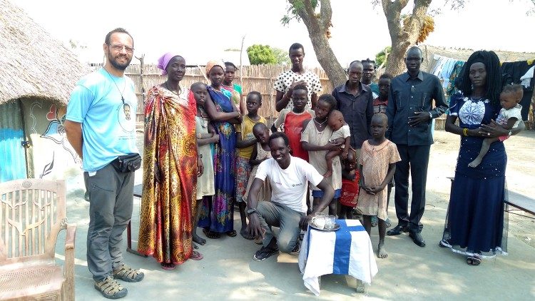 Bischof Carlassare (links) zu Besuch in einer Gemeinde im Südsudan