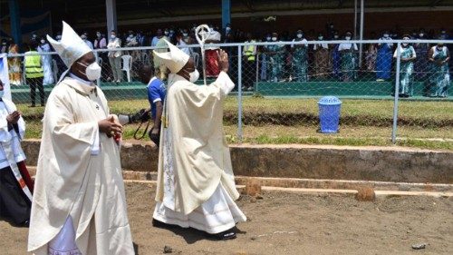 Edouard Sinayobye bei seiner Weihe zum Bischof von Cyangugu, Ende März