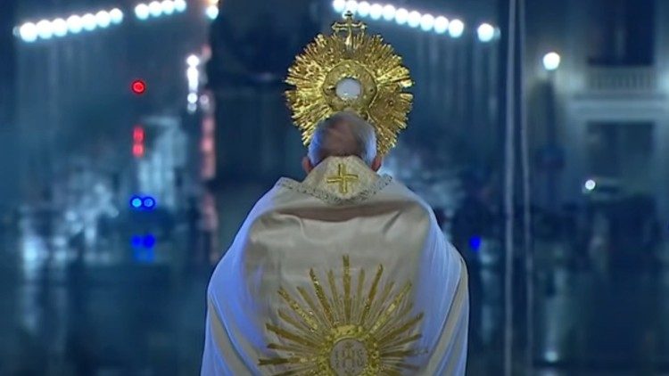 Papst Franziskus und die Monstranz