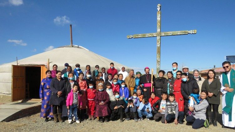 Kardinal Giorgio Marengo mit den Gläubigen in der Mongolei (Archivbild)