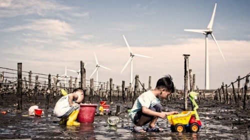 2021.05.19 Laudato sì ambiente inquinamento bambini energia alternativa pale eoliche