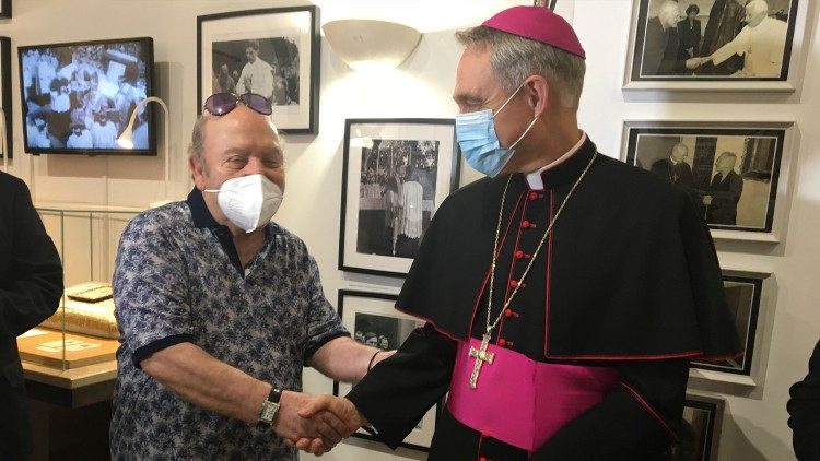 Archivbild: Lino Banfi (links) und Erzbischof Georg Gänswein