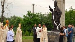 2021.06.27 Ucraina, Lviv, statua di san Giovanni Paolo II benedetta da mons. Mokrzycki