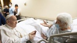 Папа відвідує хворих під час госпіталізації в лікарні ім. Джемеллі