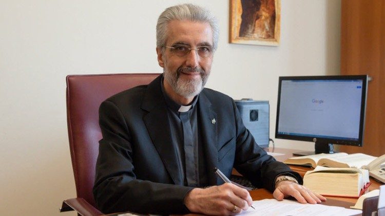 Augustiniánský biskup Luis Marín de San Martín, podsekretář Generálního sekretariátu synody
