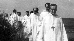 Frère Roger Schulz (au premier plan) et les premiers frères de Taizé. 