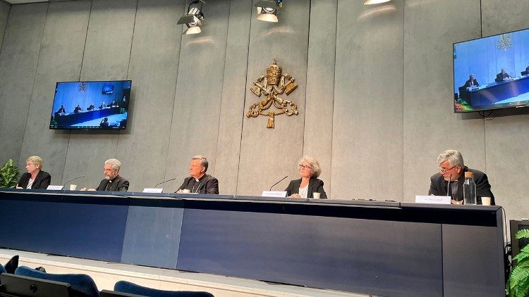 Conferenza stampa di presentazione dei Documenti sul Sinodo