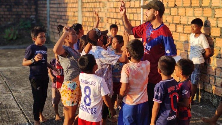 Un gruppo di giovanissimi peruviani con un educatore