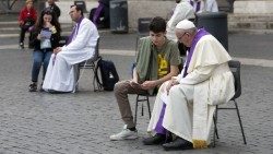 Papst Franziskus hört auf dem Petersplatz Beichte (2016)