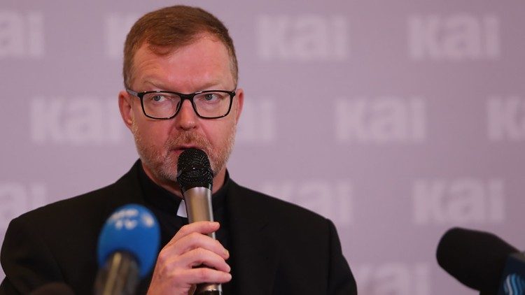 Pater Zollner bei einer Konferenz