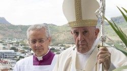 Папа Францішак і мансеньёр Дыега Джавані Равэлі