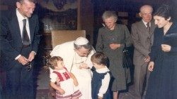 Papa Ioan Paul I primind vizita unor rude în Cetatea Vaticanului