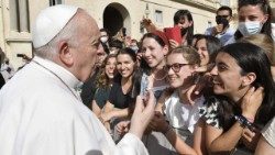 Ferenc pápa fiatalokkal