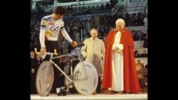 Jan Paweł II wspierał humanitarną stronę sportu. SPotkał się też z Moserem