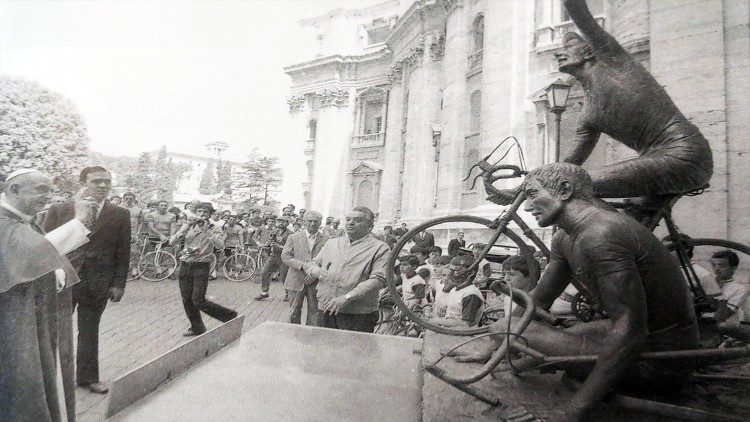 2021.10.28 Paolo VI benedice il monumento al ciclista 4 luglio 1973