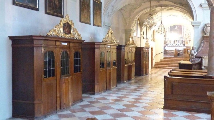 Kaplica spowiedzi z konfesjonałami 