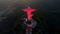 Cristo Redentor iluminado na Red Week no Brasil, em 17 de novembro de 2021