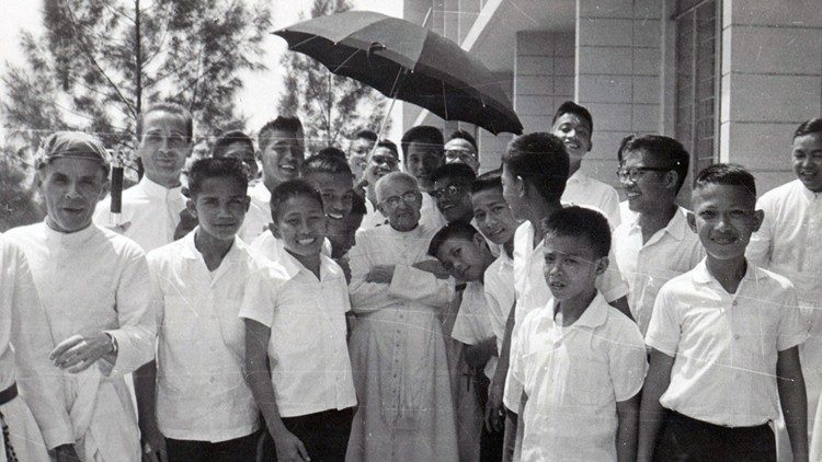 Fam&iacute;lia Paulina junto ao fundador Tiago Alberione