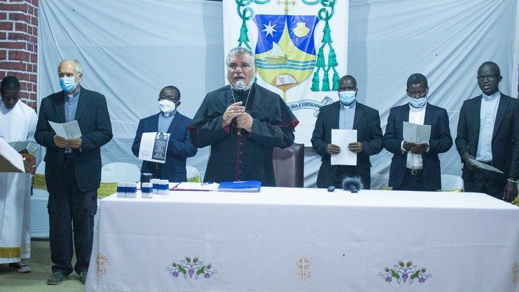 Mgr Diamantino Guapo Antunes, évêque de Tete (Mozambique), lors d'une célébration